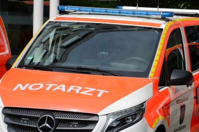 Symbolbild : Notarzteinsatz Ein Krankenwagen im Einsatz. Foto: Polizei