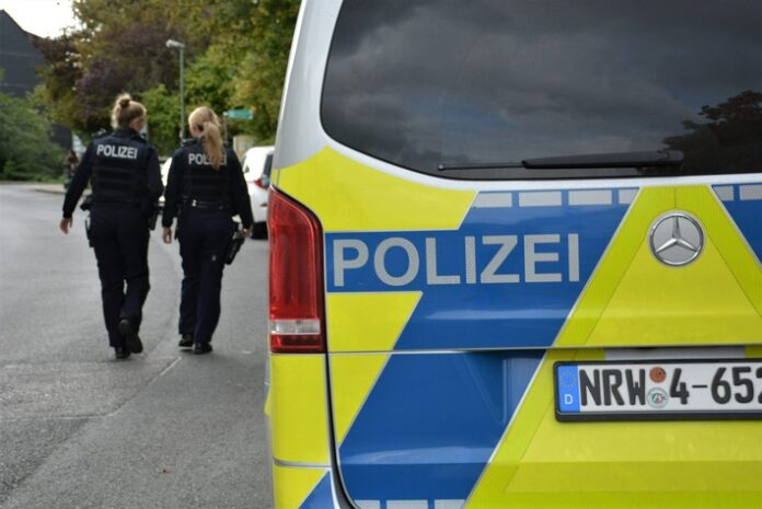 Symbolbild Streifenwagen mit Polizistinnen In Ratingen wurde ein Auto geklaut. Foto: Polizei