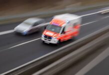 „Tiefenbroich hält Rettungswege frei!“: CDU fordert Überprüfung von Rettungswegen Ein Rettungswagen fährt über eine Autobahn. Foto: Julian Stratenschulte/dpa/Symbolbild