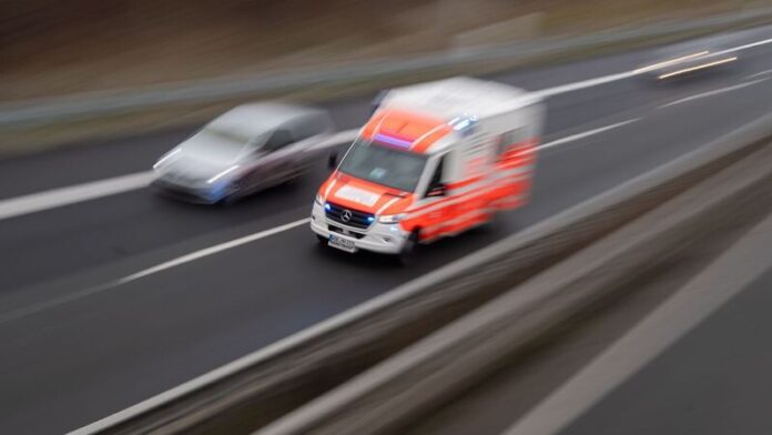 Krankenwagen Ein Rettungswagen fährt über eine Autobahn. Foto: Julian Stratenschulte/dpa/Symbolbild