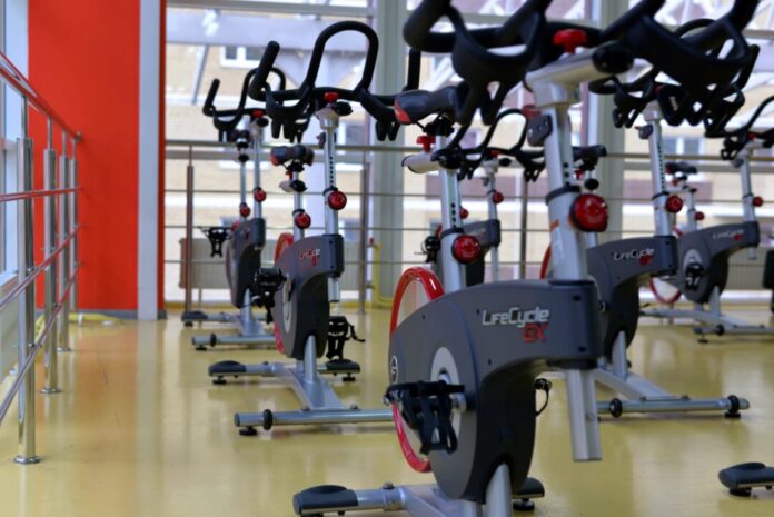 valkovav-sports-1962574 Indoor-Cycling-Geräte stehen bereit. Foto: pixabay/Symbolbild
