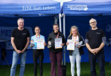 Premiere gelungen: 200 Läufer beim Ratinger Westbahnlauf v.l.n.r Thomas Frühbuss (InWest), Liselotte Holtmann (Platz 3), Mona Malzkorn (Platz 1), Nora Charlotte Schilling (Platz 2), André Tünkers (InWest) Foto: Jürgen Hillebrand