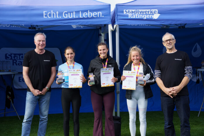 westbahnlauf_2026_2 v.l.n.r Thomas Frühbuss (InWest), Liselotte Holtmann (Platz 3), Mona Malzkorn (Platz 1), Nora Charlotte Schilling (Platz 2), André Tünkers (InWest) Foto: Jürgen Hillebrand