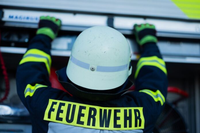 Feuerwehr - Symbolbild Der Einsatz an einer Lagerhalle dauerte einige Stunden. (Symbolfoto) Foto: Rolf Vennenbernd/dpa
